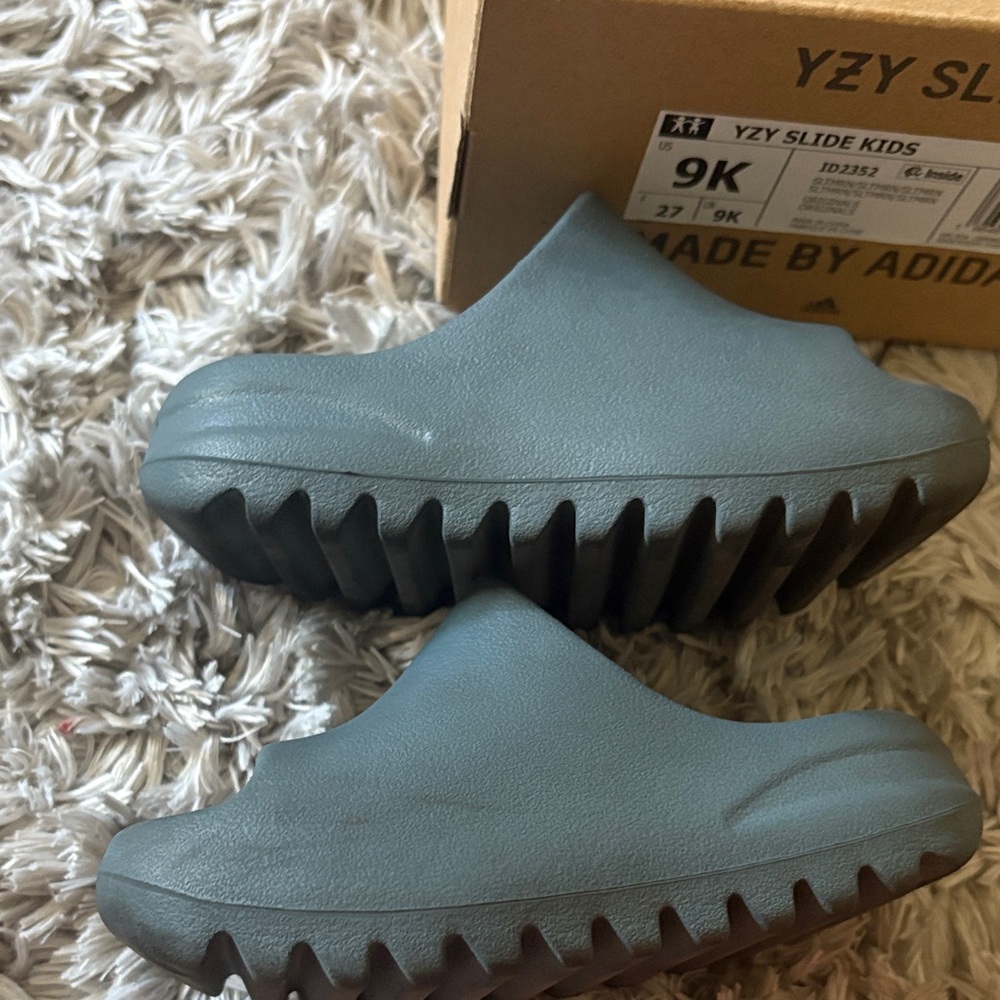 Yeezy Slide - Picture 3 of 4